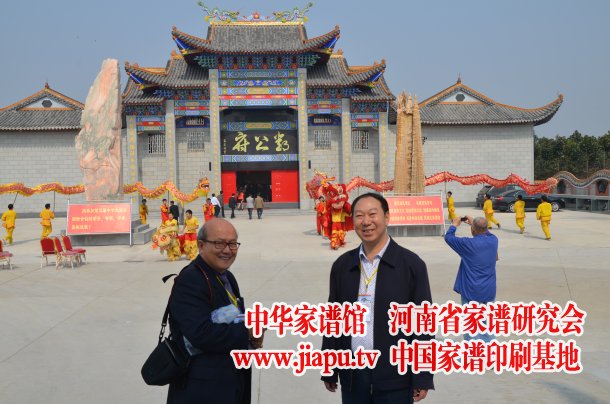 新加坡族谱学会陈建存理事和魏怀习会长合影