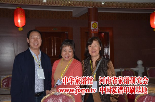 美国犹他州家谱图书馆陈玉如(中)、李行远女士和魏会长合影