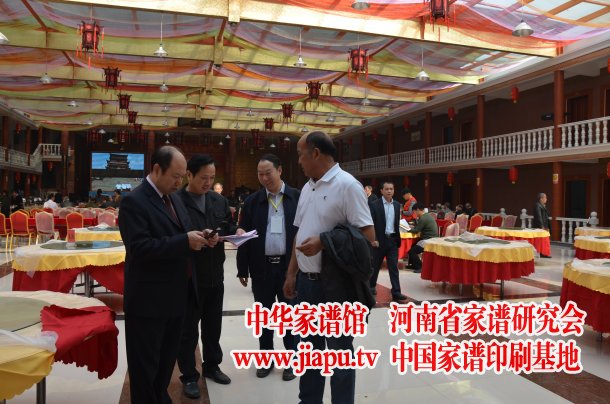 湖北省炎黄文化研究会谱谍分会执行会长邓世鸿董事长、邓氏总会邓光泉秘书长与魏会长合影