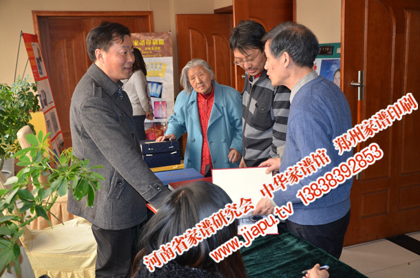 金涛秘书长与各地宗亲交流家谱编修心得