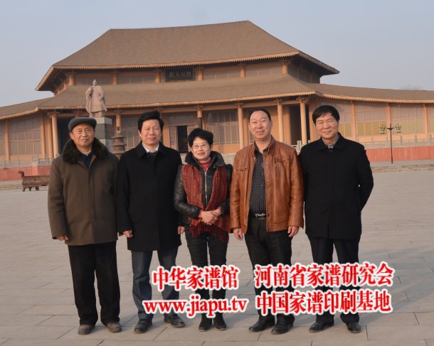 林坚、魏怀习、李立新在挥公大殿前合影