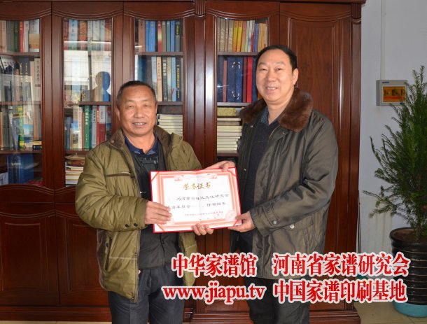 魏怀习会长向潘宇颁发聘书